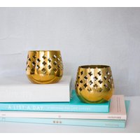 Vintage Gold Messing Teelicht Halter Set, 2Er Set Kerzenhalter, Teelichthalter Kreuz Dekor, Kerzendekor Vintage Gold Messing Teelicht Halter Set, 2Er Set Kerzenhalter, Teelichthalter Kreuz Dekor, Kerzendekor von VintagebyTigerlilly