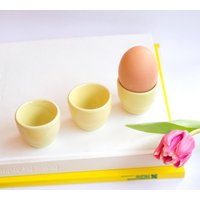 Vintage Kilta Arabia Finland Gelbe Eierbecher, 3Er Set Gelbe Minimalistisch Kaj Franck Gelb Gelber Frühstückstisch Vintage Kilta Arabia Finland Gelbe Eierbecher, 3Er Set Gelbe Minimalistisch Kaj Franck Gelb Gelber Frühstückstisch von VintagebyTigerlilly