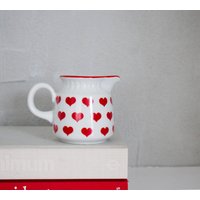 Vintage Milchkännchen Mit Rotem Herzdruck, Kleiner Herzkrug, Kahla Ddr, Süße Rot-Weiße Herz Kanne Geschirr Vintage Milchkännchen Mit Rotem Herzdruck, Kleiner Herzkrug, Kahla Ddr, Süße Rot-Weiße Herz Kanne Geschirr von VintagebyTigerlilly