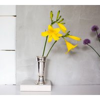 Vintage Versilberte Vase, Kleine Versilberte Kelchvase, Norwegisch Dekor Blumenvase Versilbert, Elegante Blumen Vase 60Er Jahre Vintage Versilberte Vase, Kleine Versilberte Kelchvase, Norwegisch Dekor Blumenvase Versilbert, Elegante Blumen Vase 60Er Jahre von VintagebyTigerlilly