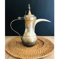 Vintage Messing Dallah Madani Kaffee/ Teekanne/Indien Geätzte Florale Palme Design Saudi Arabien von Vintagecottageisland