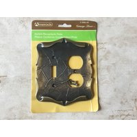 Schalter Aufnahmeplatte Nos Vintage Amerock Carriage House Mitte Des Jahrhunderts Einzellicht/steckdosenplatte Schalterplatte Combo C-9085-Ae Schalter Aufnahmeplatte Nos Vintage Amerock Carriage House Mitte Des Jahrhunderts Einzellicht/steckdosenplatte Schalterplatte Combo C-9085-Ae von Vintagefangirlfinds