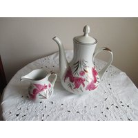 Vintage Porzellan, Kaffeekanne Und Milchkännchen, Goebel, Handgemalte Tulpen Vintage Porzellan, Kaffeekanne Und Milchkännchen, Goebel, Handgemalte Tulpen von Vintagegardenbybb