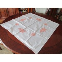 Vintage Tischdecke, Kreuzstich Handarbeit , Weiss Mit Orange Stickerei von Vintagegardenbybb