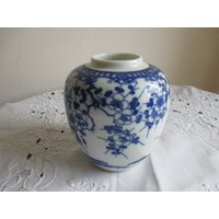 Vintage Vase, Porzellan, Kirschblüten Muster, Feines Blau Weiß Japan von Vintagegardenbybb