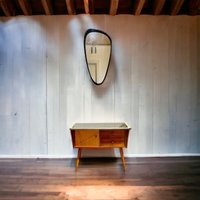 Mit Century Flurschrank Und Nierenspiegel Aus Den 50Er Jahren Mit Century Flurschrank Und Nierenspiegel Aus Den 50Er Jahren von VintageheavenGermany