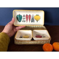 Wächtersbach Retro Snackschalen Set Deutsche Gemüse Illustrationen Erdnuss Veggie Schüsseln Rechteckig Keramik Korb Holz von VintagemitSahne