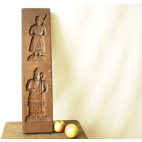 Antikes Lebkuchenbrett - Mit Zwei Figuren Jeweils Beidseitig Geschnitzt Antikes Lebkuchenbrett - Mit Zwei Figuren Jeweils Beidseitig Geschnitzt von Vintagepapst