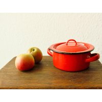 Kleiner Roter Emaille Topf Mit Deckel von Vintagepapst