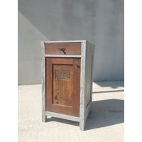 Refurbierter Antiker Nachttisch, Nachttisch Aus Geschnitztem Holz, 1930Er Jahre von VintageretroBySpela