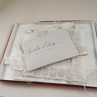 Süßes Vintage Erinnerungs-Sysster Elsa Alter Umschlag Mit Gehäkelten Bändern von Vintagetimeon