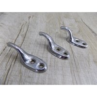 3 Vintage Metall Kleiderhaken Rustikales Silber Udssr Wolga-Autoteile 3 Vintage Metall Kleiderhaken Rustikales Silber Udssr Wolga-Autoteile von VintagioUA