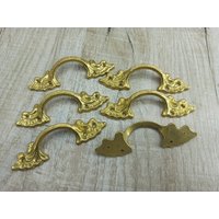 5Er Set Vintage Messing Schubladenknäufe - Verzierte Goldfarbene Griffe von VintagioUA
