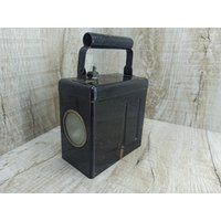 Vintage Eisenbahn Laterne Alte Große Rusty Strahler Industrielle Lampe Projekt Einzigartige Steampunk Leuchtturm Tragbare Taschenlampe von VintagioUA