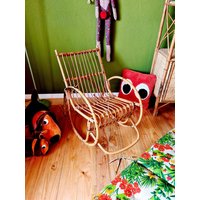 Bezaubernder Kleiner Kinder Schaukelstuhl Aus Rattan Vintage Boho Bezaubernder Kleiner Kinder Schaukelstuhl Aus Rattan Vintage Boho von Vintanatura
