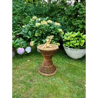 Bezaubernder Vintage Wicker Blumenständer Hocker Rattan von Vintanatura