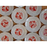2Er Set Vintage Kindergeschirr Roter Hahn Teller, Ära Geschirr, Stencil Decor 1970 2Er Set Vintage Kindergeschirr Roter Hahn Teller, Ära Geschirr, Stencil Decor 1970 von Vintegelane