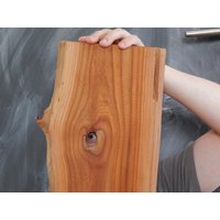 Hölzernes Servierbrett Schneidebrett Live Edge Ulme Holzbrett Rustikales Dekor Handgemachte Tischdekoration Moderne Küche Größe Medium-Large Hölzernes Servierbrett Schneidebrett Live Edge Ulme Holzbrett Rustikales Dekor Handgemachte Tischdekoration Moderne Küche Größe Medium-Large von Vintegelane