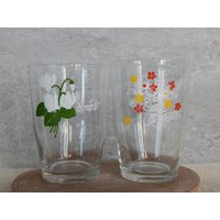 Set Mit 2 Trinkgläsern Oder Bechern Dem 8. März Girl Power Nationaler Frauentag Bild in Vintage Glassware Tumbler Trinkglas von Vintegelane