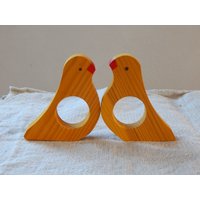 Vintage Holz Serviettenhalter 2Er Set Huhn Serviettenring Tischdekoration Handgemacht von Vintegelane
