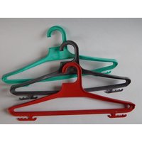 Vintage Plastik Kleiderbügel 3Er Set Kunststoff Dekor Rot, Grau, Smaragdgrün Vintage Plastik Kleiderbügel 3Er Set Kunststoff Dekor Rot, Grau, Smaragdgrün von Vintegelane