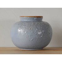 Vintage Vase Aus Keramik Mit Blauer Glasur Im Design von Vintegelane