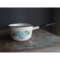Vintage Verzierter Emailletopf Weiß Mit Schwarzem Metallgriff Schwarzer Rand Kochgeschirr Emailleschüssel 1 Liter Vintage Verzierter Emailletopf Weiß Mit Schwarzem Metallgriff Schwarzer Rand Kochgeschirr Emailleschüssel 1 Liter von Vintegelane