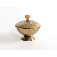 Vintage Deckeldose Mit Sockel | Gehämmert Messing & Holz Vintage Deckeldose Mit Sockel | Gehämmert Messing & Holz von VintiemeVintage