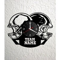 American Football Team Schallplattenuhr Vinyl Retro Wanduhr Mit Wunschnamenindividuell, Geschenk, Wohnzimmer, Geburtstag, Made in Germany American Football Team Schallplattenuhr Vinyl Retro Wanduhr Mit Wunschnamenindividuell, Geschenk, Wohnzimmer, Geburtstag, Made in Germany von VinylclockFranken