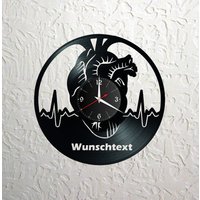 Herz Doktor Schallplattenuhr Vinyl Retro Wanduhr Mit Wunschnamen Individuell, Geschenk, Wohnzimmer, Geburtstag, Made in Germany Herz Doktor Schallplattenuhr Vinyl Retro Wanduhr Mit Wunschnamen Individuell, Geschenk, Wohnzimmer, Geburtstag, Made in Germany von VinylclockFranken