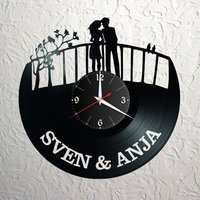 Liebespaar Schallplattenuhr Vinyl Retro Wanduhr Mit Wunschnamen Individuell, Geschenk, Wohnzimmer, Geburtstag, Made in Germany Liebespaar Schallplattenuhr Vinyl Retro Wanduhr Mit Wunschnamen Individuell, Geschenk, Wohnzimmer, Geburtstag, Made in Germany von VinylclockFranken