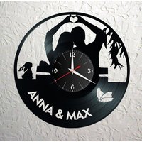 Liebespaar Schallplattenuhr Vinyl Retro Wanduhr Mit Wunschnamenindividuell, Geschenk, Wohnzimmer, Geburtstag, Made in Germany Liebespaar Schallplattenuhr Vinyl Retro Wanduhr Mit Wunschnamenindividuell, Geschenk, Wohnzimmer, Geburtstag, Made in Germany von VinylclockFranken