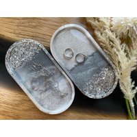 Schmuckschale/Tray Aus Epoxidharz - in Grau-Silber Marmorlook Mit Glitzer Schmuckschale/Tray Aus Epoxidharz - in Grau-Silber Marmorlook Mit Glitzer von ViolartDE