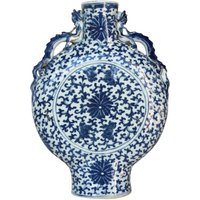 Eine Blaue Und Weiße Lotus Mondflask Vase, Von Hand Bemalt, Qing-Dynastie, Ca. 1880 von VioletteChandelier