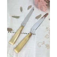 2 Vintage Nogent Bakelitmesser ~ Brotmesser Altes Besteck Küchenutensilien Vintage-Geschirr von Violn