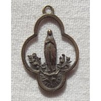 Wunderbare Medaille Öffnen Mit Blumen Wunderbare Medaille Öffnen Mit Blumen von VirgoPotensSupplies