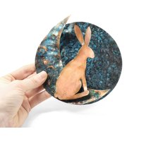 Mond Hase Kupfer Skulptur Wandbehang Handgefertigt Aus Blech Metall Mit Blauer Patina von Virtualdistortion