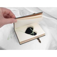 Ring Halter Buch Box Handmade Blank Journal Schreiben Sie Ihre Eigene Geschichte Hochzeit Verlobung Vorschlag Ringkissen Herzform - Custom Order von Virtualdistortion