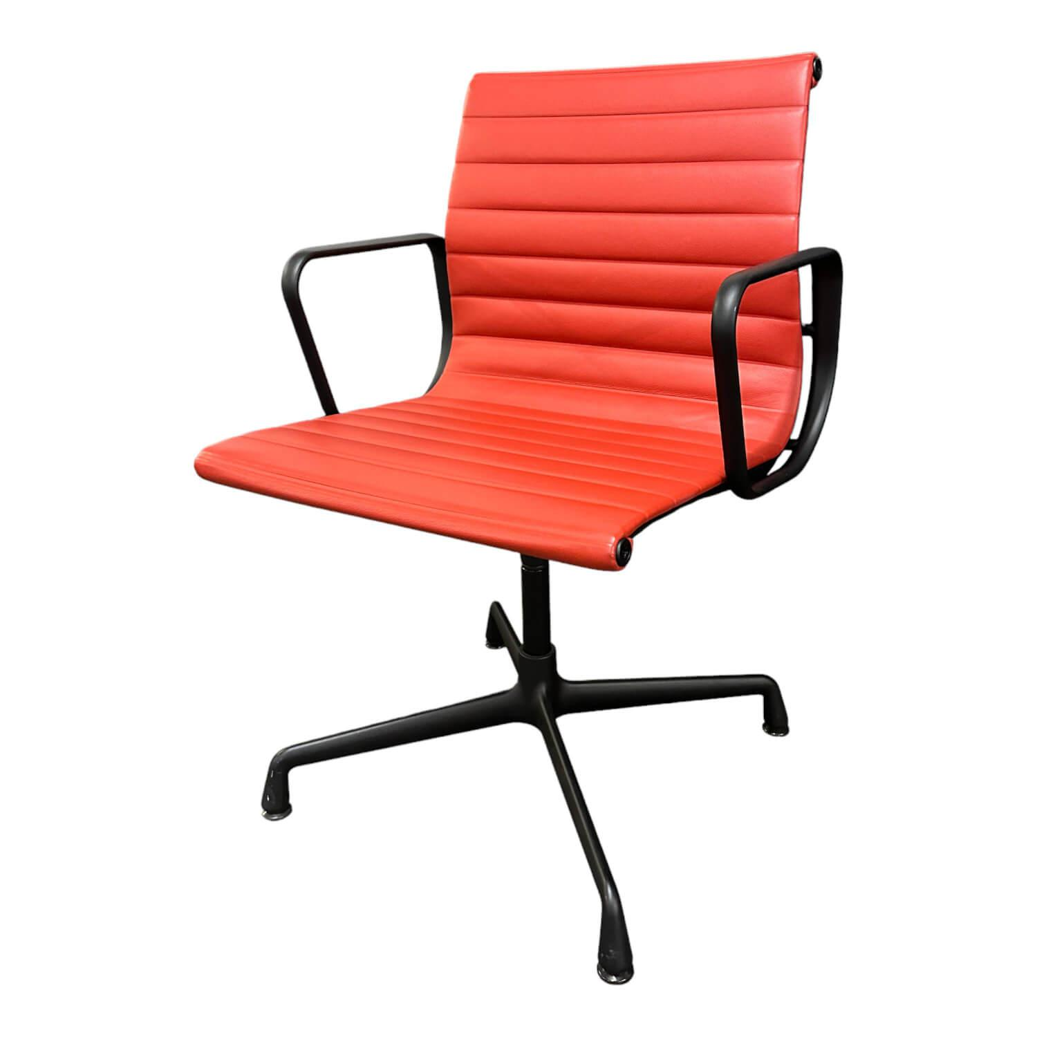 Armlehnstuhl Aluminium Chair EA104 Bezug Leder Rot Stone Gestell Aluminium Schwa... von Vitra