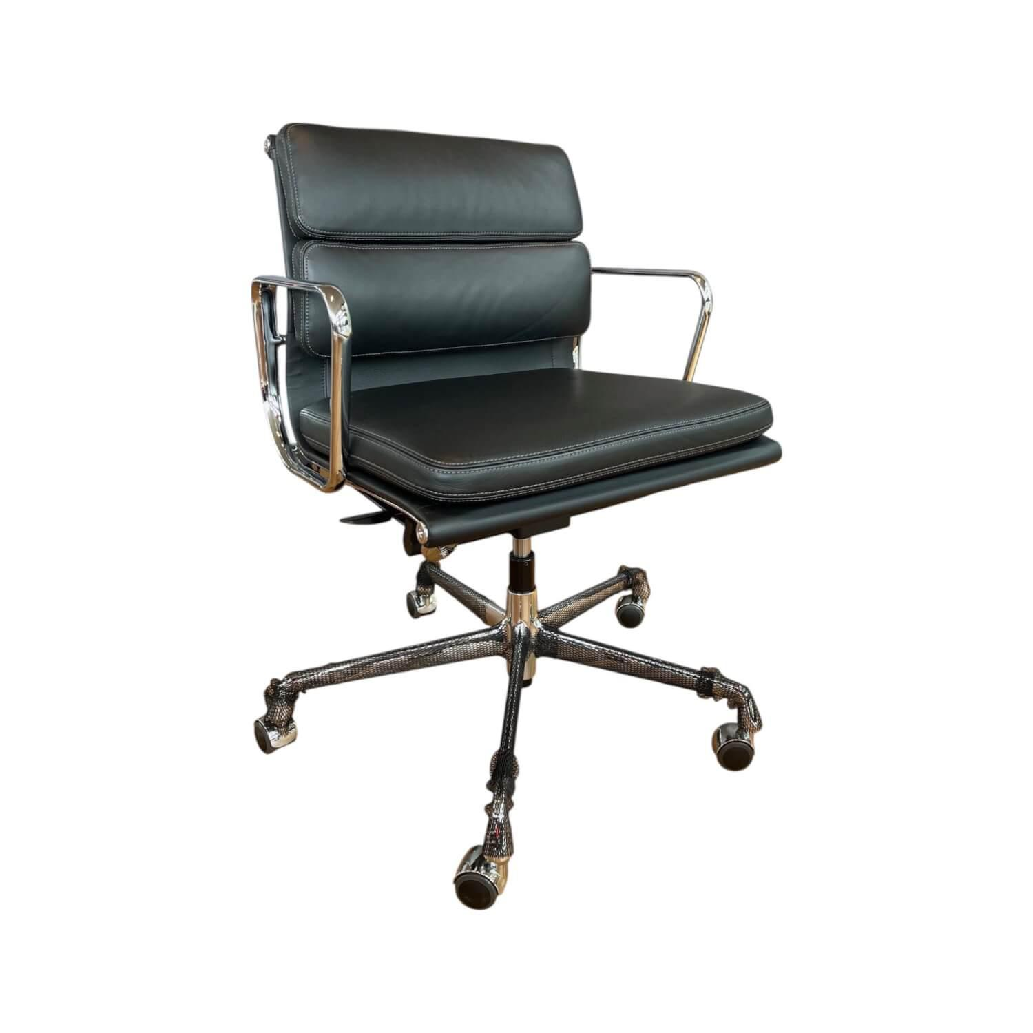 Stuhl EA217 Softpad Leder Premium Nero Schwarz Gestell Aluminium Verchromt Füße ... Stuhl EA217 Softpad Leder Premium Nero Schwarz Gestell Aluminium Verchromt Füße ... von Vitra