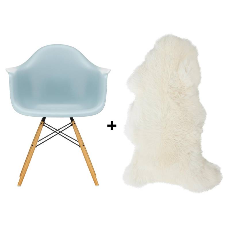 Vitra - Aktionsset Eames Plastic Chair DAW RE + Lammfell gratis - eisgrau/Lammfell gratis!/Gestell Ahorn gelblich/ Stahl schwarz/ Filzgleiter schwarz/ von Vitra