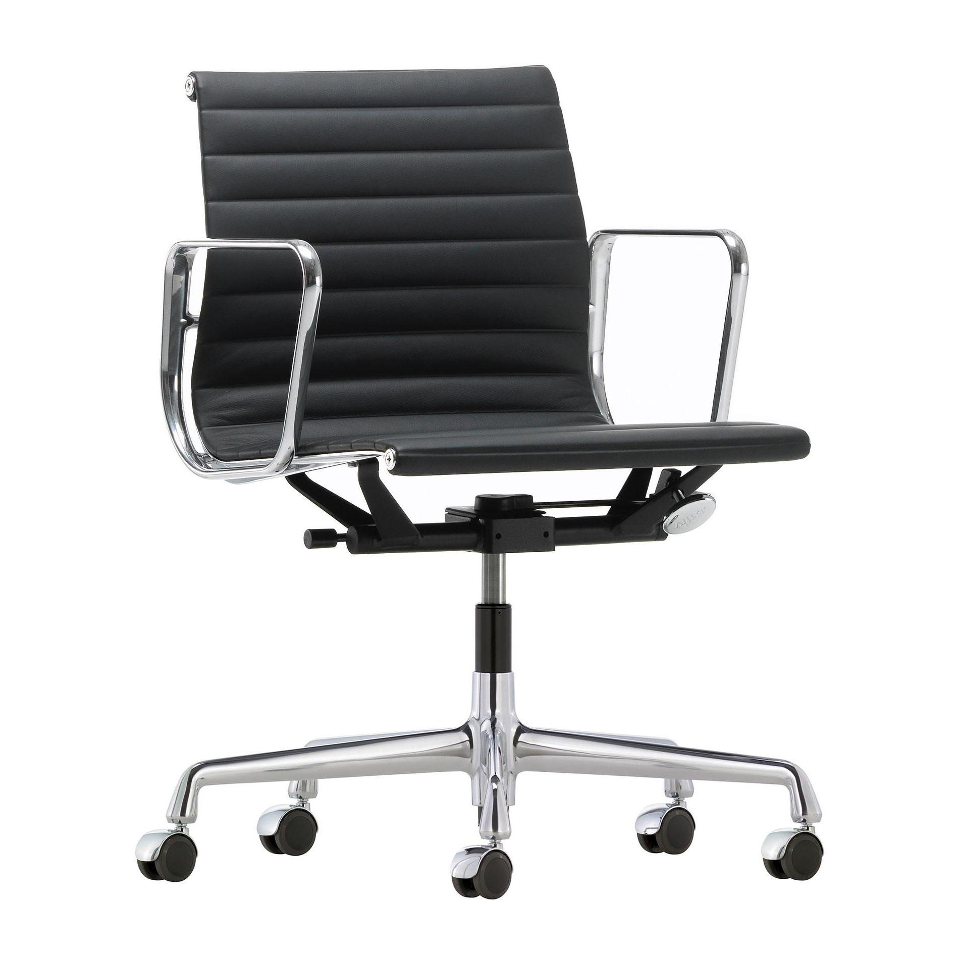 Vitra - EA 117 Alu Chair Bürostuhl Leder Gestell verchromt - schwarz nero/Bezug Leder 66/Gestell verchromt/mit weichen Rollen/BxHxT 58x83-95x56,5-65cm von Vitra