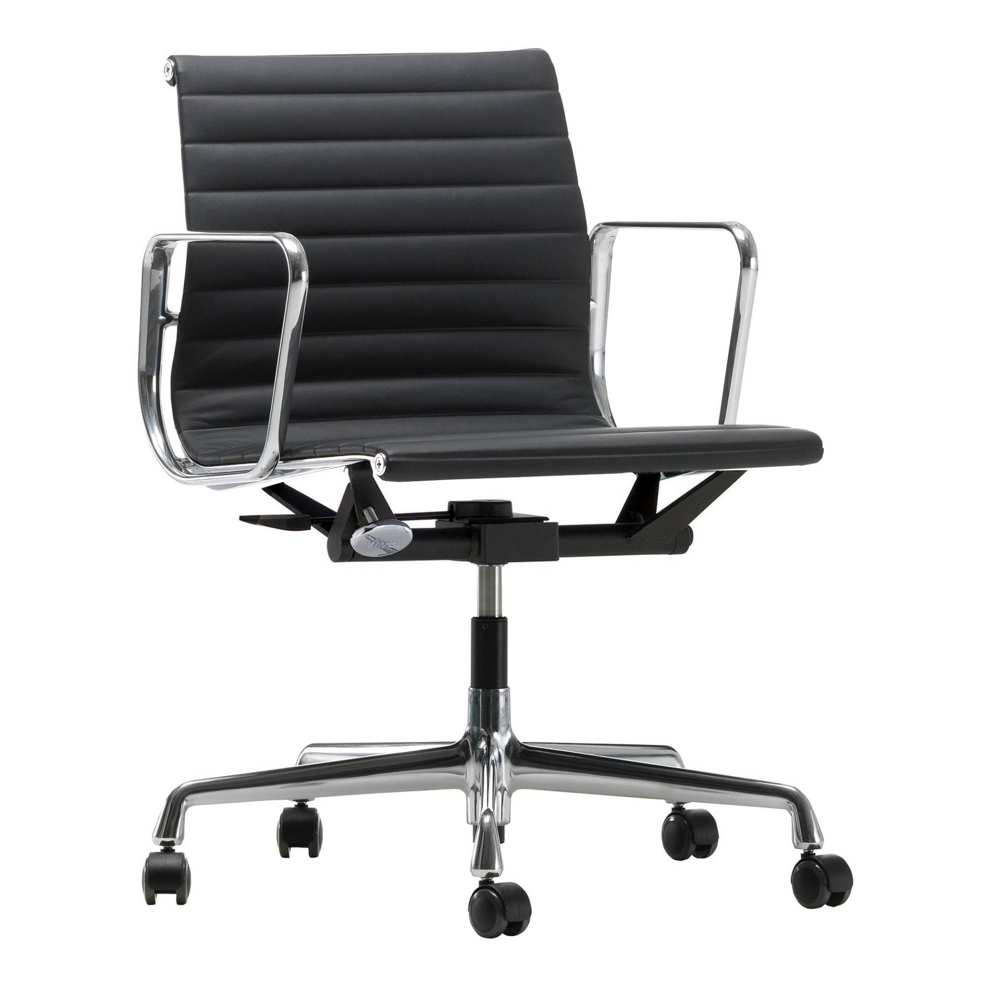 Vitra - EA 117 Aluminium Chair Bürostuhl poliert Leder - nero schwarz/Sitzfläche Leder 66/Gestell Alu poliert/ Rollen weich gebremst/BxHxT 58x95x65cm von Vitra