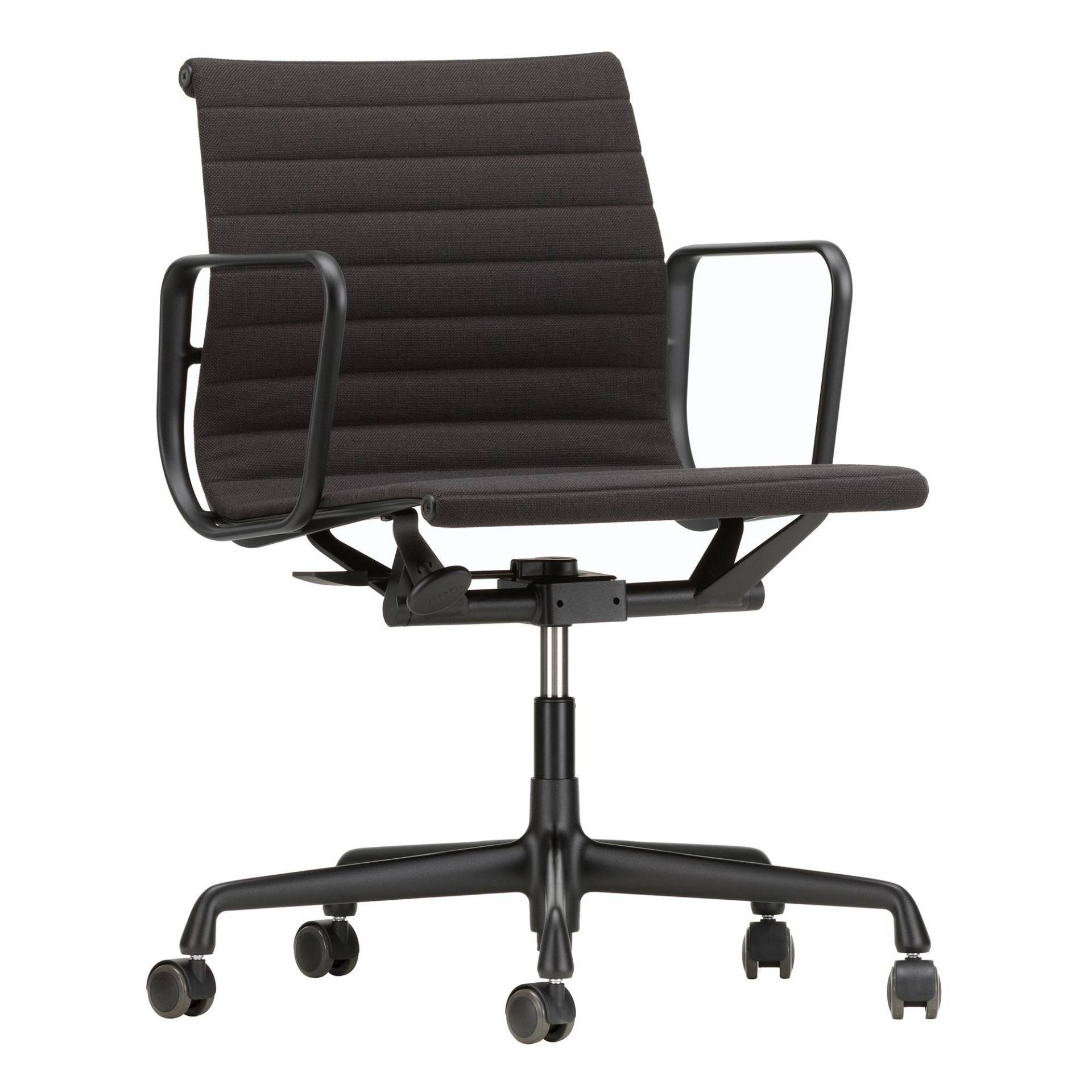 Vitra - EA 117 Aluminium Chair Gestell schwarz - schwarz nero/Sitzfläche Stoff Hopsak 66/Gestell schwarz/mit weichen Rollen/BxHxT 58x83-95x56,5-65cm von Vitra