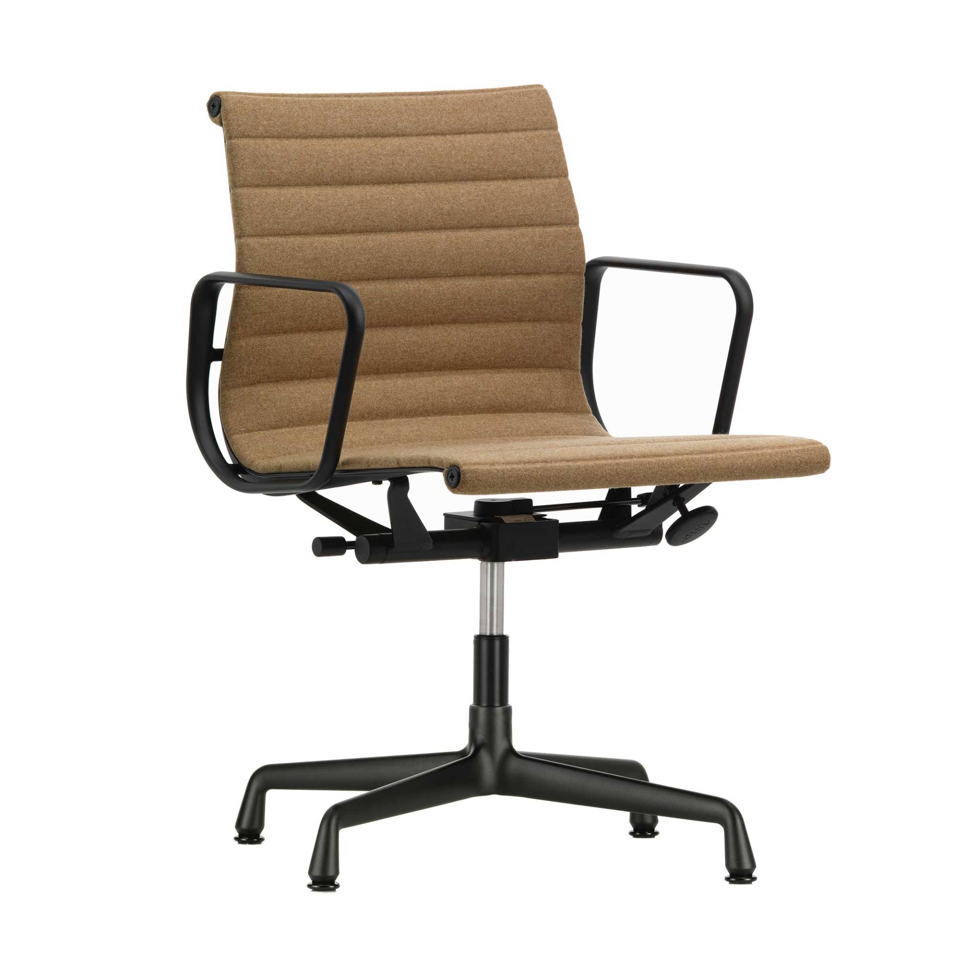 Vitra - EA 132 Aluminium Chair Bürostuhl - papyrus/Cosy 2 (80% Schurwolle, 20% Polyamid)/Gestell Aluminium pulverbeschichtet schwarz/BxHxT 56x79-90x52 von Vitra