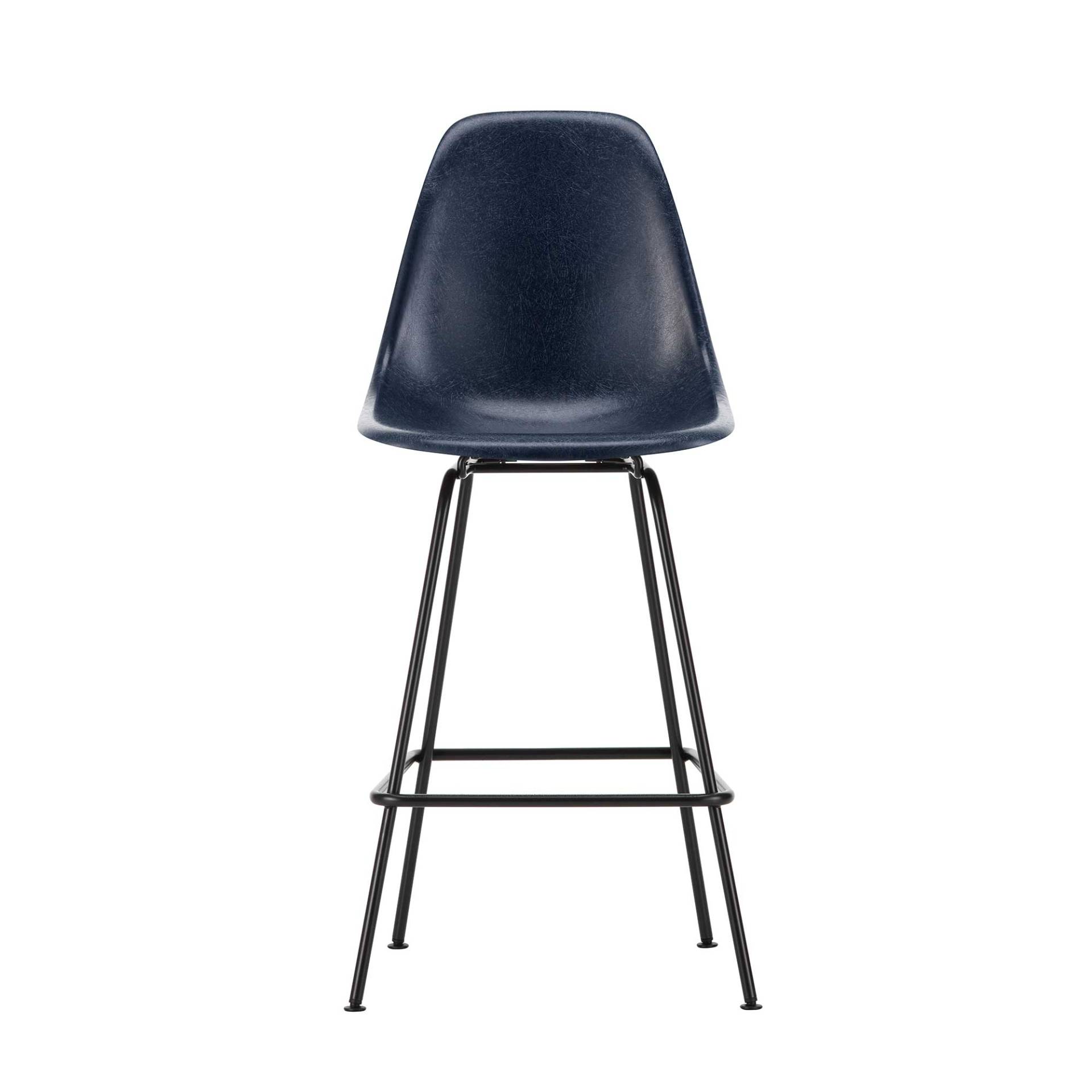 Vitra - Eames Fiberglass Barstuhl hoch basic dark - marineblau/Sitzschale Fiberglas/Gestell Stahl pulverbesichtet/BxHxT 47x108x53,5cm/ mit Filzgleiter von Vitra