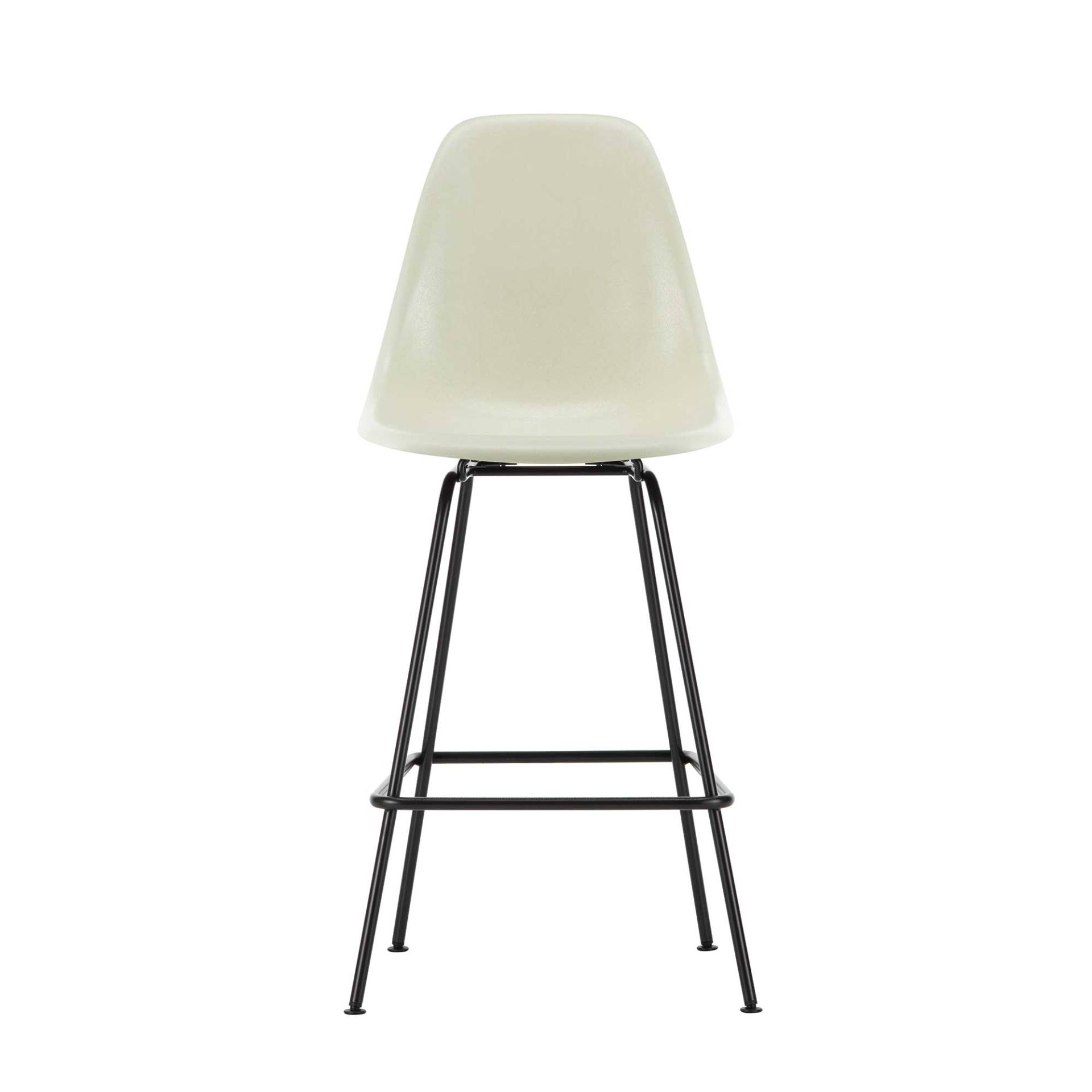 Vitra - Eames Fiberglass Barstuhl hoch basic dark - pergament/Sitzschale Fiberglas/Gestell Stahl pulverbesichtet/BxHxT 47x108x53,5cm/ mit Filzgleitern von Vitra