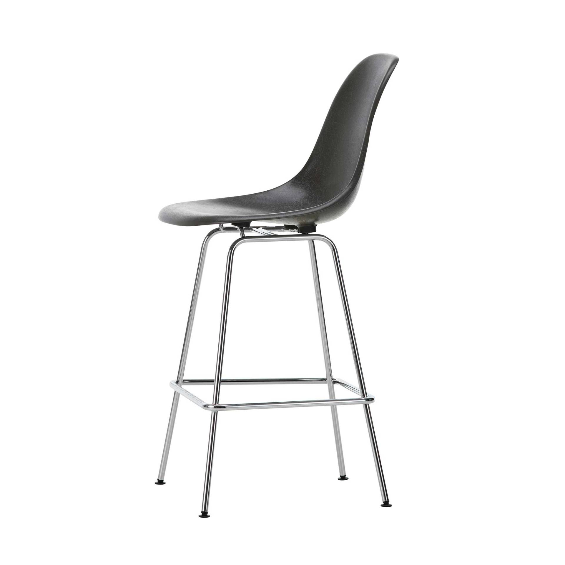 Vitra - Eames Fiberglass Barstuhl hoch verchromt - elefantengrau/Sitzschale Fiberglas/Gestell Stahl verchromt/BxHxT 47x108x53,5cm/ mit Filzgleitern von Vitra