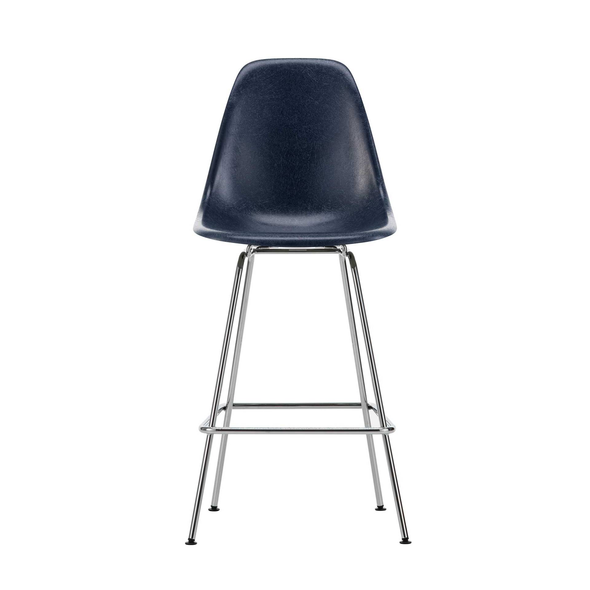 Vitra - Eames Fiberglass Barstuhl hoch verchromt - marineblau/Sitzschale Fiberglas/Gestell Stahl verchromt/BxHxT 47x108x53,5cm/ mit Filzgleitern von Vitra