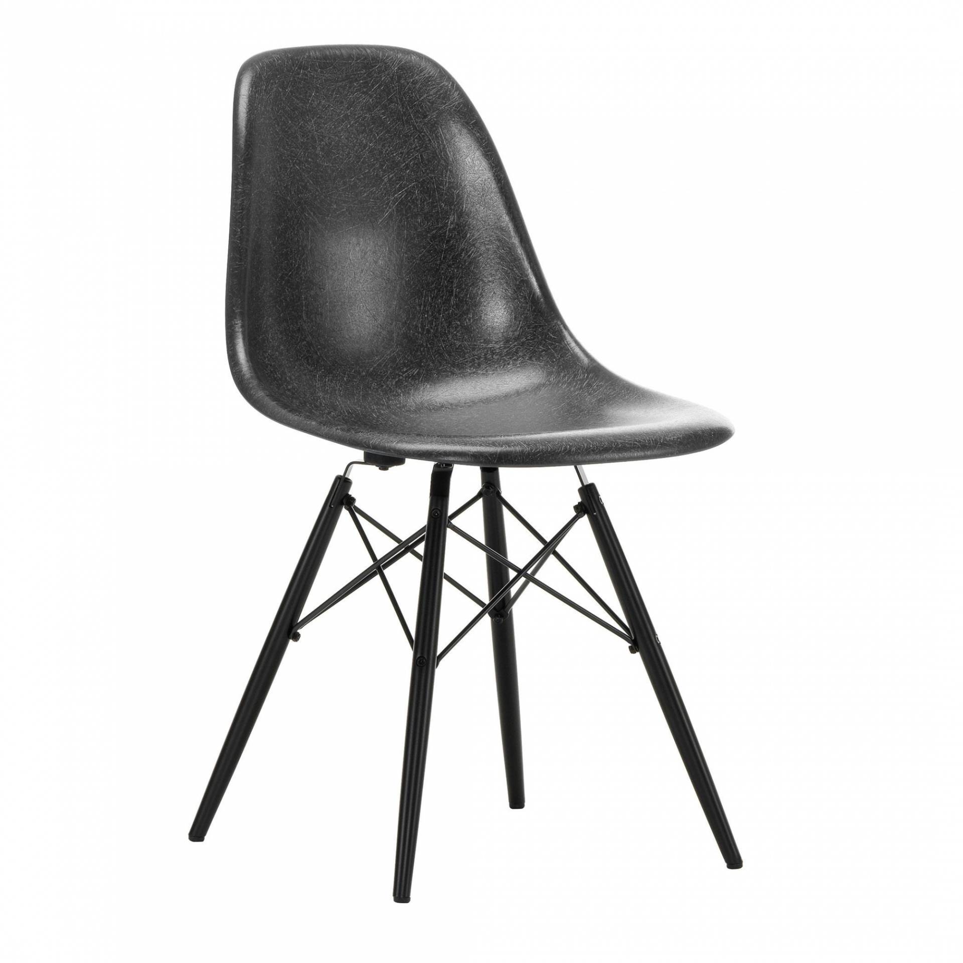 Vitra - Eames Fiberglass Side Chair DSW Ahorn schwarz - Elefantengrau/Sitzschale Fieberglas/Gestell Ahorn schwarz/Stahl schwarz/BxHxT 46,5x83x55cm von Vitra